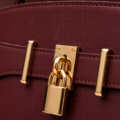 Sac à Main Luxe Bordeaux avec Fermoir Doré Élégant Femme