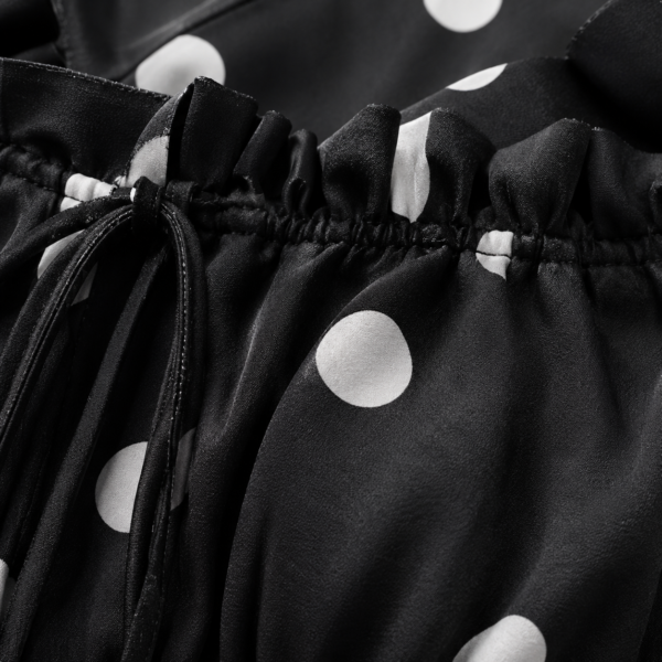 Robe Longue Élégante à Pois Noirs et Blancs – Col Carré & Manches Bouffantes
