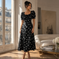 Robe Longue Élégante à Pois Noirs et Blancs – Col Carré & Manches Bouffantes