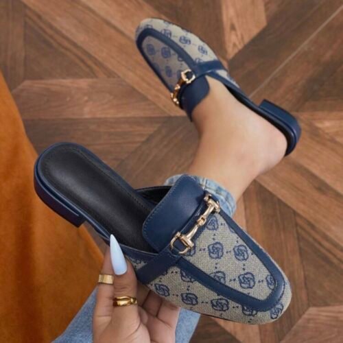 Mules Imprimées Bleues à Boucle Dorée