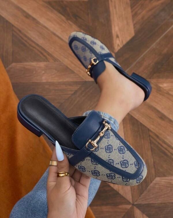 Mules Imprimées Bleues à Boucle Dorée