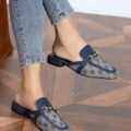 Mules Imprimées Bleues à Boucle Dorée