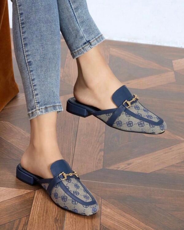 Mules Imprimées Bleues à Boucle Dorée