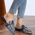 Mules Imprimées Bleues à Boucle Dorée