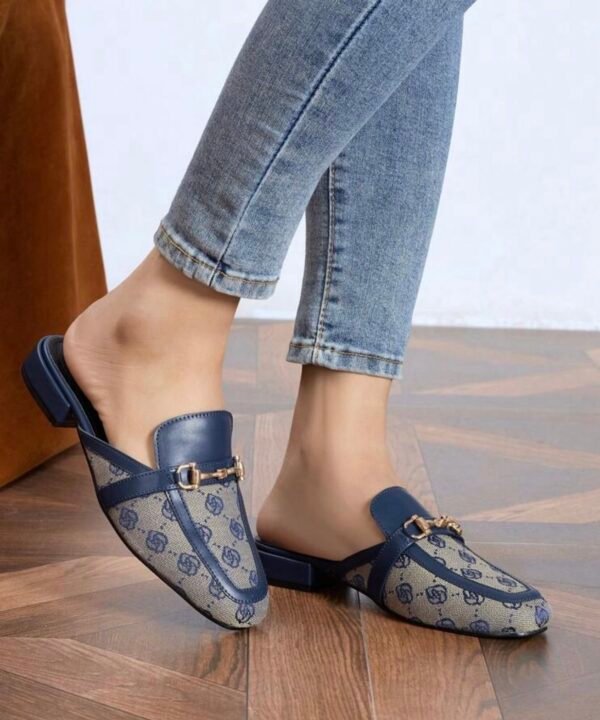 Mules Imprimées Bleues à Boucle Dorée