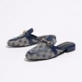 Mules Imprimées Bleues à Boucle Dorée