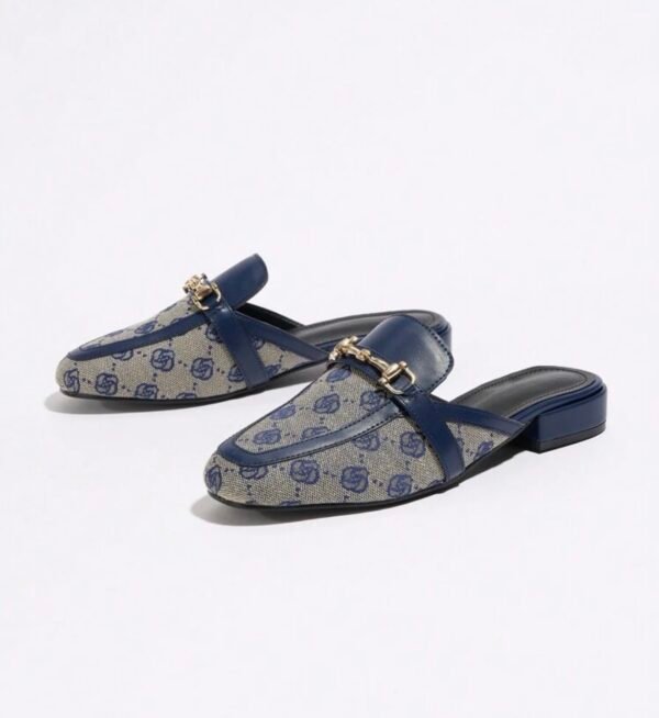 Mules Imprimées Bleues à Boucle Dorée