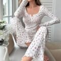 CottageSlumber Ensemble de pyjama avec imprimé floral Ditsy et bordure en laitue. Vêtements de saison des fêtes, automne-hiver. Splendeur florale abondante, détails confortables et élégants