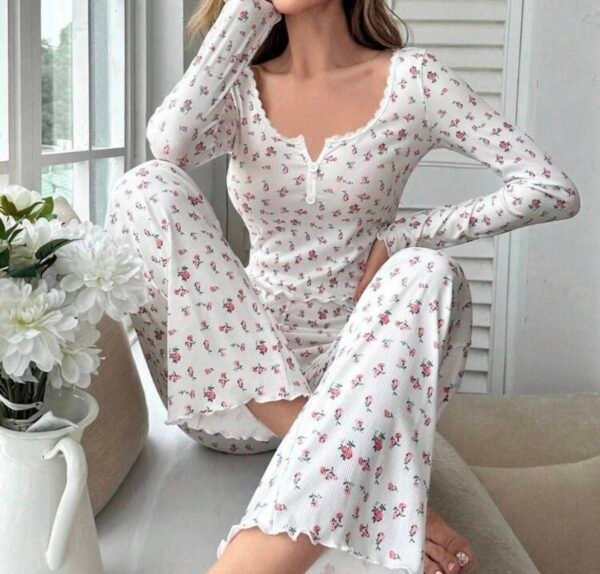 CottageSlumber Ensemble de pyjama avec imprimé floral Ditsy et bordure en laitue. Vêtements de saison des fêtes, automne-hiver. Splendeur florale abondante, détails confortables et élégants