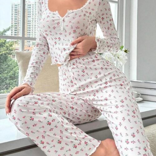 CottageSlumber Ensemble de pyjama avec imprimé floral Ditsy et bordure en laitue. Vêtements de saison des fêtes, automne-hiver. Splendeur florale abondante, détails confortables et élégants