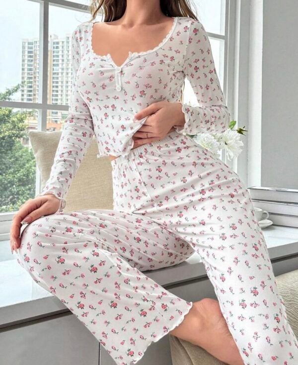 CottageSlumber Ensemble de pyjama avec imprimé floral Ditsy et bordure en laitue. Vêtements de saison des fêtes, automne-hiver. Splendeur florale abondante, détails confortables et élégants