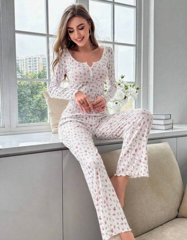 CottageSlumber Ensemble de pyjama avec imprimé floral Ditsy et bordure en laitue. Vêtements de saison des fêtes, automne-hiver. Splendeur florale abondante, détails confortables et élégants