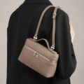 1 pièce Sac à épaule carré en PU grain de litchi de couleur unie, petit sac à main pour femmes, convient pour assortir à la mode quotidienne, sorties, shopping, fêtes. Sac de navette élégant pour femmes. Cadeau idéal pour la Saint-Valentin. Confortable et , sac à main élégant. Choix de cadeau personnalisé, accessoire 2025. Style convenant à toutes les occasions. Sensation de luxe abordable. Sac de fête rebelle, très adapté pour les fêtes, les mariages, les bals, les dîners/banquets.