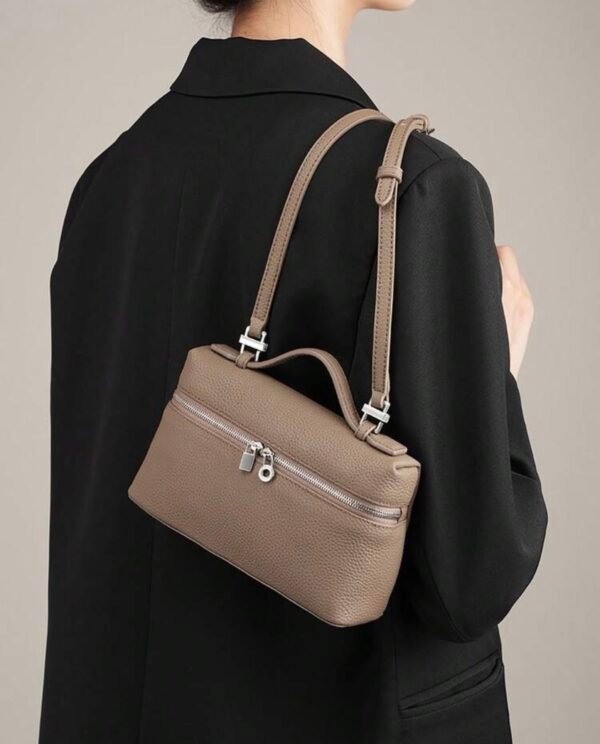 1 pièce Sac à épaule carré en PU grain de litchi de couleur unie, petit sac à main pour femmes, convient pour assortir à la mode quotidienne, sorties, shopping, fêtes. Sac de navette élégant pour femmes. Cadeau idéal pour la Saint-Valentin. Confortable et , sac à main élégant. Choix de cadeau personnalisé, accessoire 2025. Style convenant à toutes les occasions. Sensation de luxe abordable. Sac de fête rebelle, très adapté pour les fêtes, les mariages, les bals, les dîners/banquets.