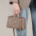 1 pièce Sac à épaule carré en PU grain de litchi de couleur unie, petit sac à main pour femmes, convient pour assortir à la mode quotidienne, sorties, shopping, fêtes. Sac de navette élégant pour femmes. Cadeau idéal pour la Saint-Valentin. Confortable et , sac à main élégant. Choix de cadeau personnalisé, accessoire 2025. Style convenant à toutes les occasions. Sensation de luxe abordable. Sac de fête rebelle, très adapté pour les fêtes, les mariages, les bals, les dîners/banquets.