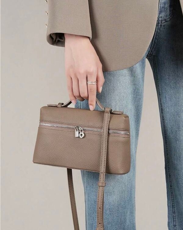 1 pièce Sac à épaule carré en PU grain de litchi de couleur unie, petit sac à main pour femmes, convient pour assortir à la mode quotidienne, sorties, shopping, fêtes. Sac de navette élégant pour femmes. Cadeau idéal pour la Saint-Valentin. Confortable et , sac à main élégant. Choix de cadeau personnalisé, accessoire 2025. Style convenant à toutes les occasions. Sensation de luxe abordable. Sac de fête rebelle, très adapté pour les fêtes, les mariages, les bals, les dîners/banquets.