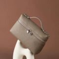 1 pièce Sac à épaule carré en PU grain de litchi de couleur unie, petit sac à main pour femmes, convient pour assortir à la mode quotidienne, sorties, shopping, fêtes. Sac de navette élégant pour femmes. Cadeau idéal pour la Saint-Valentin. Confortable et , sac à main élégant. Choix de cadeau personnalisé, accessoire 2025. Style convenant à toutes les occasions. Sensation de luxe abordable. Sac de fête rebelle, très adapté pour les fêtes, les mariages, les bals, les dîners/banquets.