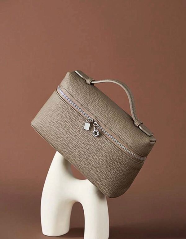 1 pièce Sac à épaule carré en PU grain de litchi de couleur unie, petit sac à main pour femmes, convient pour assortir à la mode quotidienne, sorties, shopping, fêtes. Sac de navette élégant pour femmes. Cadeau idéal pour la Saint-Valentin. Confortable et , sac à main élégant. Choix de cadeau personnalisé, accessoire 2025. Style convenant à toutes les occasions. Sensation de luxe abordable. Sac de fête rebelle, très adapté pour les fêtes, les mariages, les bals, les dîners/banquets.