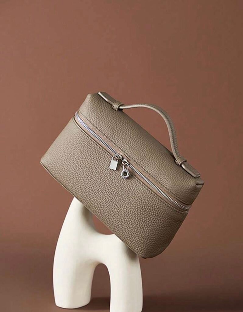 1 pièce Sac à épaule carré en PU grain de litchi de couleur unie, petit sac à main pour femmes, convient pour assortir à la mode quotidienne, sorties, shopping, fêtes. Sac de navette élégant pour femmes. Cadeau idéal pour la Saint-Valentin. Confortable et , sac à main élégant. Choix de cadeau personnalisé, accessoire 2025. Style convenant à toutes les occasions. Sensation de luxe abordable. Sac de fête rebelle, très adapté pour les fêtes, les mariages, les bals, les dîners/banquets.